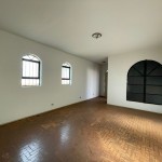 Residência com amplo terreno.