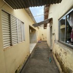 Casa com 03 dorm. e edícula.