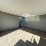 Residência com armários e energia solar.