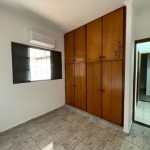 Residência com salão comercial.