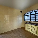 Residência com amplo terreno.