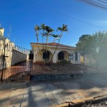 Residência com amplo terreno.