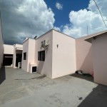 Casa muito bem conservada.
