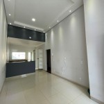 Residência com armários e energia solar.