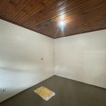 Casa com 02 dormitórios.