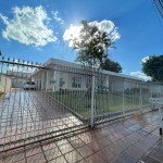 Ampla residência no centro da cidade.