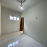 Ampla residência no centro da cidade.