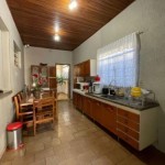 Ampla residência, localizada no Centro!