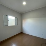 Residência com armários e energia solar.