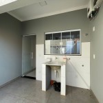 Residência com armários e energia solar.