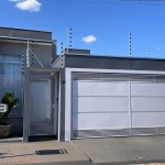 Residência com armários e energia solar.