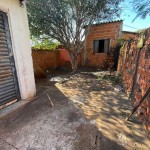 Casa mista com uma edícula nos fundos.