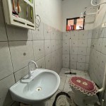 Casa mista com uma edícula nos fundos.