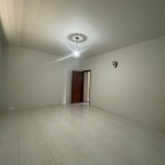 Ampla residência no centro da cidade.
