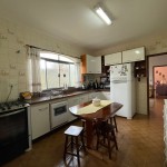 Ampla residência localizada na Vila Athaíde.