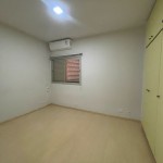 Apartamento com móveis planejados.