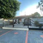 Ampla residência, localizada no Centro!