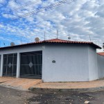 Ampla residência, muito bem conservada.