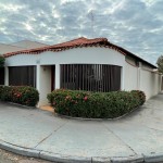 Ampla residência localizada na Vila Athaíde.