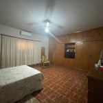Residência ampla e bem conservada.