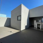 Residência com armários e energia solar.