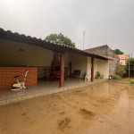 Residência ampla e bem conservada.