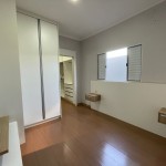 Residência com armários e energia solar.