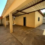 Casa com 03 dormitórios.