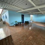 Casa com 02 dormitórios.