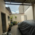 Casa com pequeno comércio.