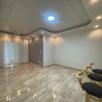 Apartamento com móveis planejados.