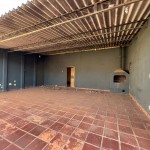 Residência com amplo terreno.
