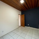 Casa com 03 dormitórios.