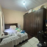 Casa com pequeno comércio.