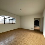 Residência com amplo terreno.