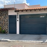 Casa muito bem conservada.