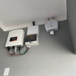 Residência com armários e energia solar.
