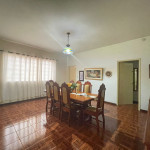 Residência ampla e bem conservada.