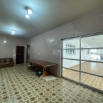 Ampla residência no centro da cidade.