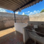 Casa com 02 dormitórios.