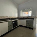 Residência com armários e energia solar.