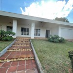Ampla residência no centro da cidade.