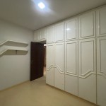 Apartamento com móveis planejados.