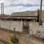 Casa mista com uma edícula nos fundos.