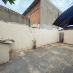 Casa com pequeno comércio.