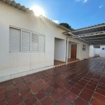 Ampla residência no centro da cidade.