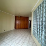 Residência com 04 suítes.