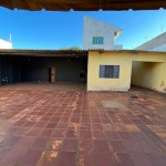 Residência com amplo terreno.
