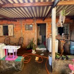 Casa mista com uma edícula nos fundos.