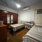 Ampla residência, localizada no Centro!